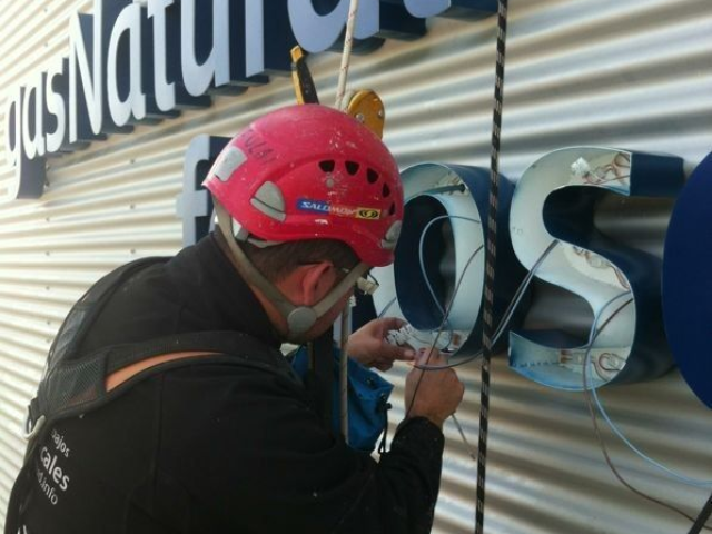 COLOCACIÓN O RETIRADA DE CARTELES PUBLICITARIOS.