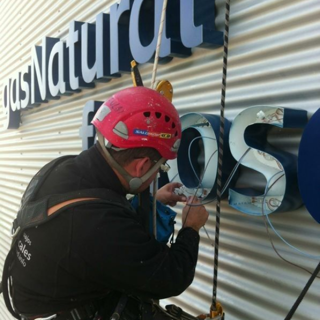 COLOCACIÓN O RETIRADA DE CARTELES PUBLICITARIOS.