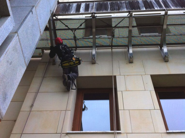 HUMEDADES EN EL EDIFICIO DE LA FUENTE ROJA