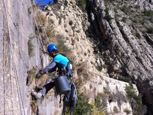 LIMPIEZA DE LAS PAREDES DE LA PRESA PANTANO DE TIBI