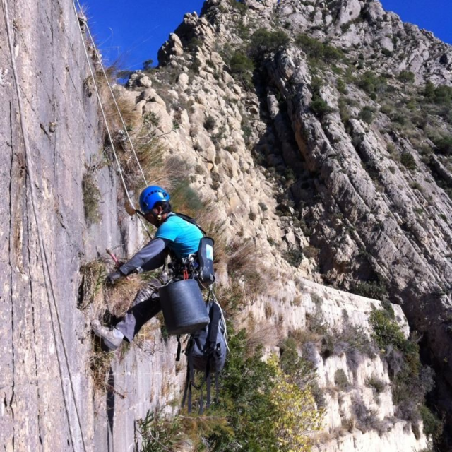 LIMPIEZA DE LAS PAREDES DE LA PRESA PANTANO DE TIBI