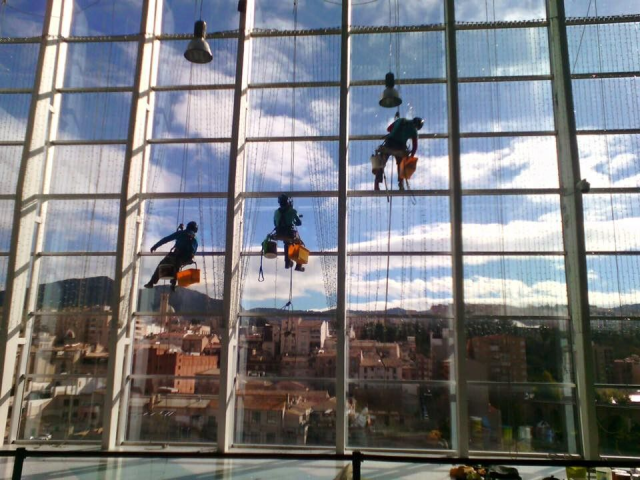 LIMPIEZA Y MANTENIMIENTO DE STRUCTURAS ACRISTALADAS