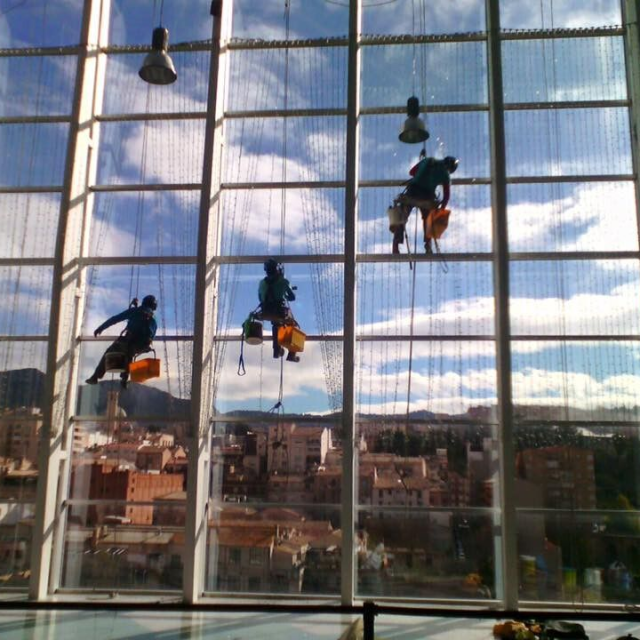 LIMPIEZA Y MANTENIMIENTO DE STRUCTURAS ACRISTALADAS