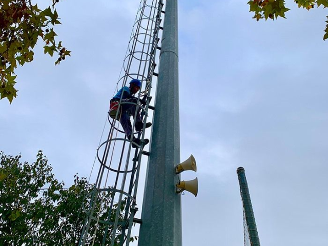 Instalacion de linea de vida en torre de luz.