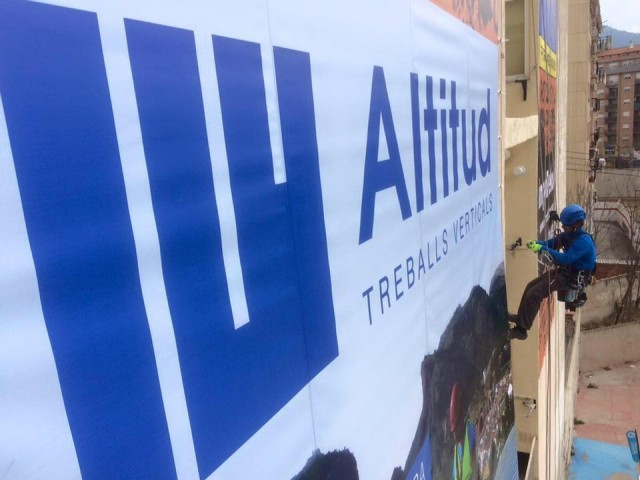 Instalación de lonas publicitarias